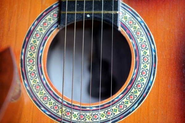 El artista hondureño de las cuerdas y la madera