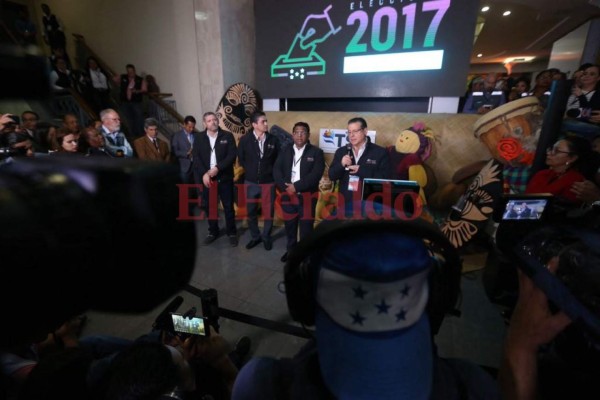 Primeros datos oficiales de elecciones presidenciales apuntan a Salvador Nasralla