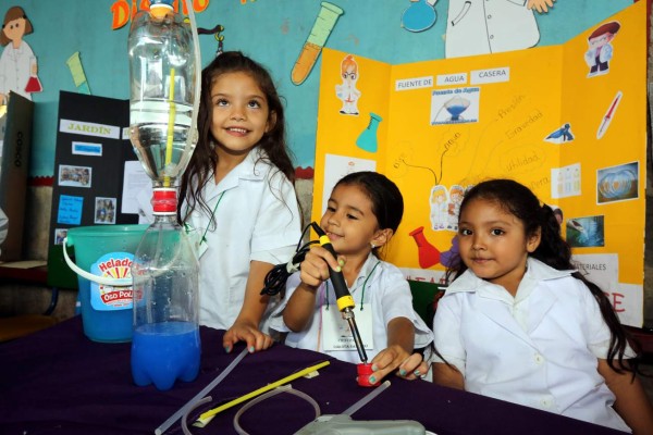 Ingeniosos niños exhiben proyectos en una educativa feria de talentos