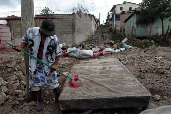 Damnificados piden ayuda para reconstruir sus hogares