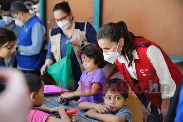Reina Letizia visita zonas golpeadas por Eta y Iota con ayuda para afectados (FOTOS)