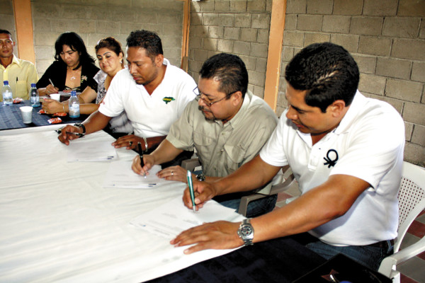 Firman convenio para culminar proyecto de agua