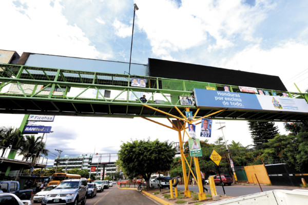 Desmontan puente peatonal en colonia Alameda