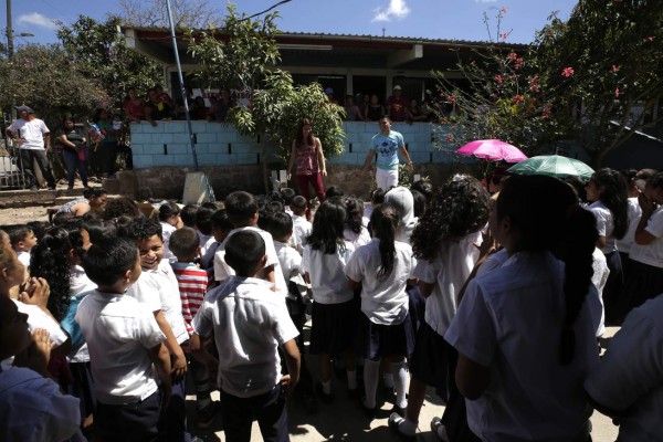 Cambiamos útiles por sonrisas en la Escuela Alma Rodas de Fiallos