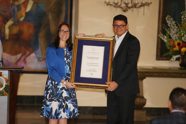 Entregan premios nacionales de Ciencia, literatura y Arte