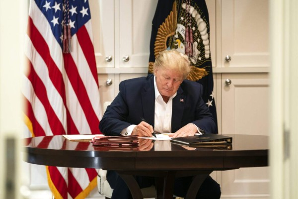 El presidente Donald Trump en la suite presidencial del Hospital Walter Reed en Bethesda, Maryland, el 3 de octubre del 2020. Foto entregada por la Casa Blanca. Foto: AP