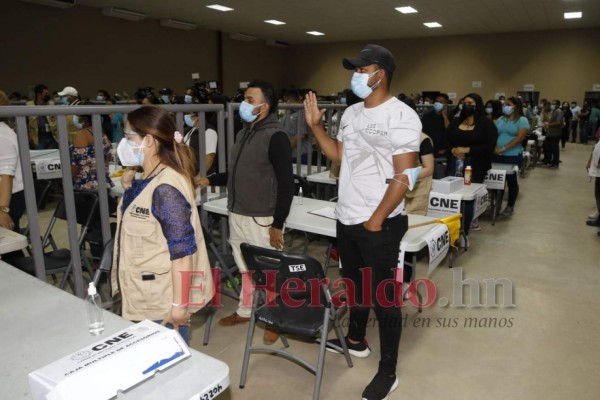 Así se desarrolla el escrutinio de acta por acta con incosistencias (FOTOS)