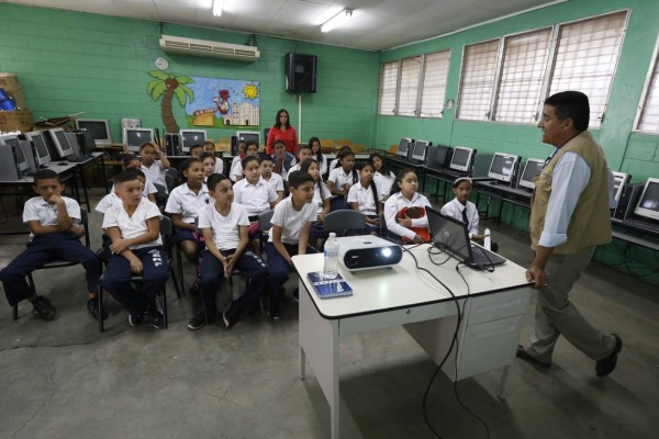 Educación forma a la Escuela República de Francia sobre los clubes ecológicos