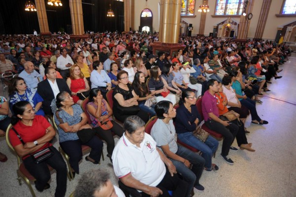 Fieles reconocen al Hombre de la Sábana Santa