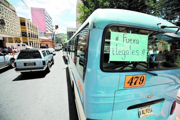 Exigen retiro del transporte ilegal