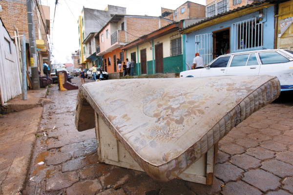 Afectados por la tormenta siguen labor de recuperación