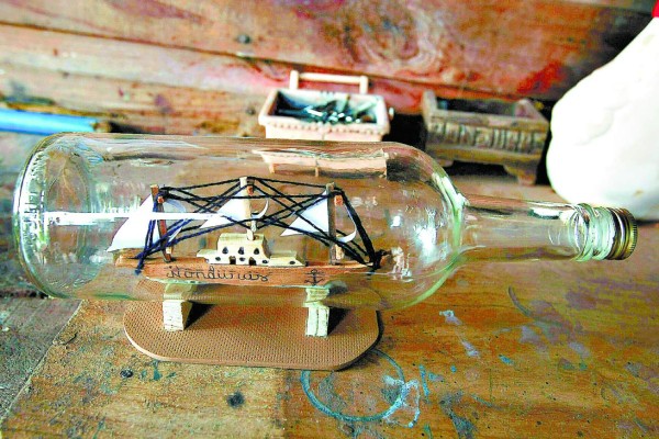 El artesano de los mágicos barcos en botella