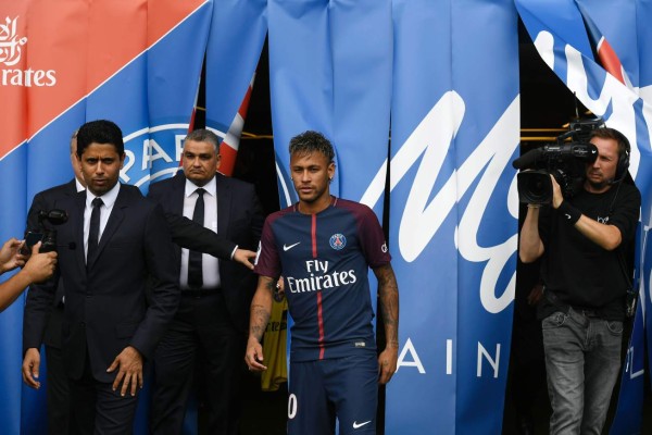 Publican cheque de los 222 millones de la cláusula de Neymar tras su llegada al PSG
