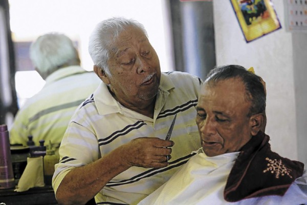 Barberos de oro, maestros del peine y las tijeras