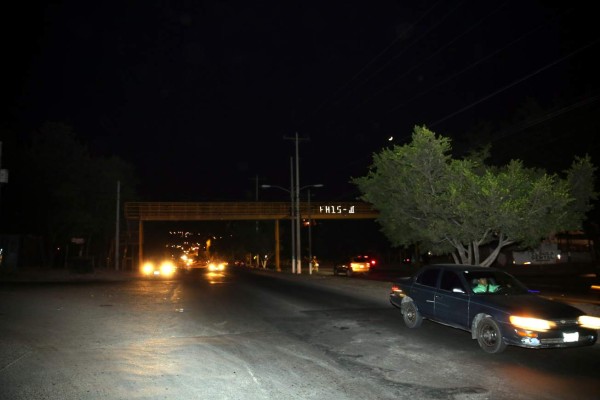 Daños del alumbrado público mantiene a oscuras la capital