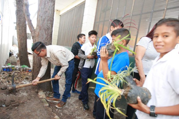 Dan vida a área verde abandonada en la Escuela Paquita Guerrero