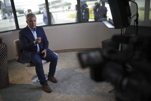 El presidente de Colombia, Iván Duque, habla durante una entrevista con The Associated Press en la base aérea de CATAM en Bogotá. Foto: Agencia AP.