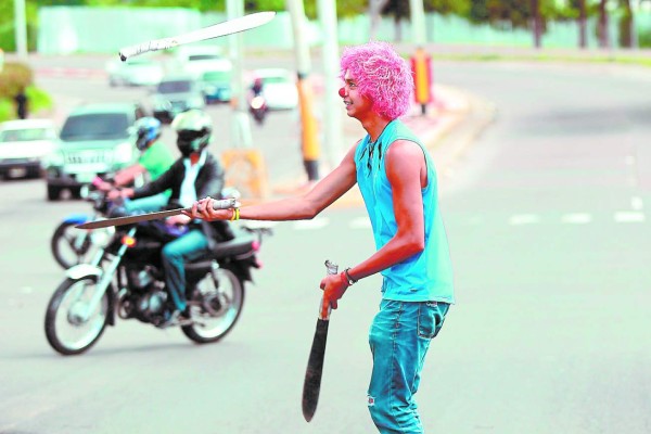 Futuro abogado se gana la vida entre machetes