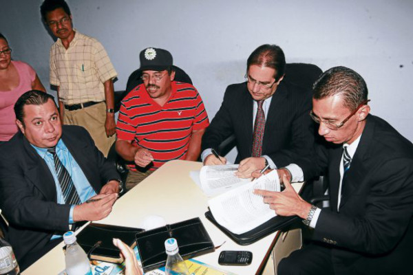 Comisiones interventoras invaden la administración de Porfirio Lobo Sosa