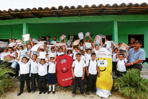 Cambiamos útiles por sonrisas en tres aldeas de El Paraíso