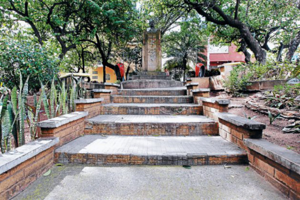 Más de 100 años de historia olvidados en parques de Tegucigalpa