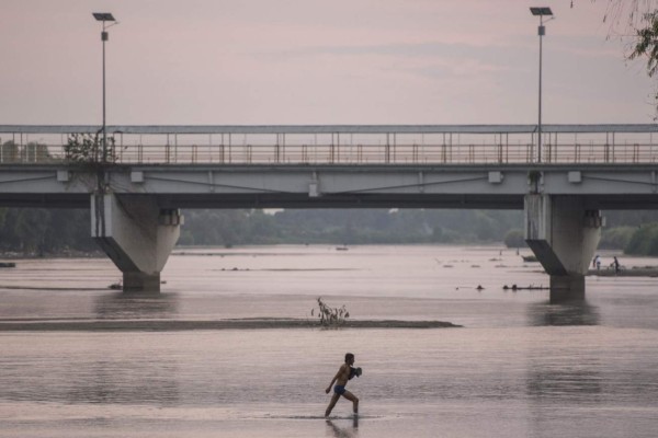 Cercos policiales, intemperie y covid-19: las amenazas a la caravana migrante en Guatemala