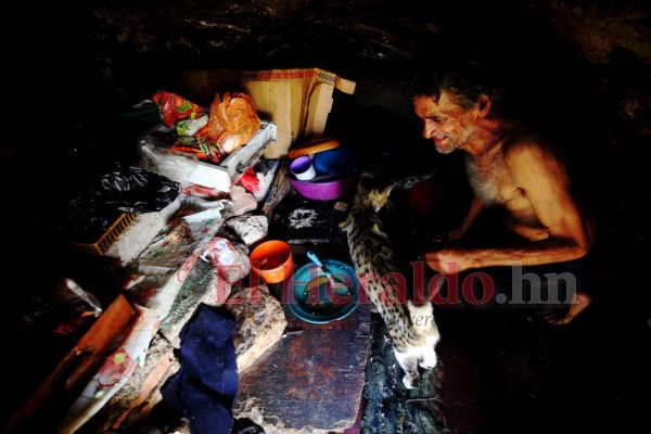 FOTOS: Una oscura y húmeda cueva, la 'casa' de un zapatero hondureño