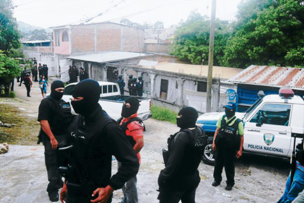 En la mira bienes de 70 oficiales