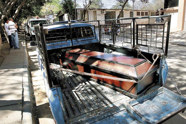 Ultiman a religioso y hieren a un policía