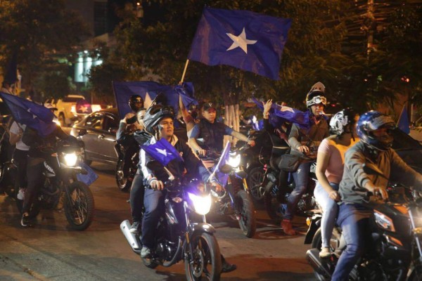 Nacionalistas muestran su apoyo a JOH por tercer día consecutivo