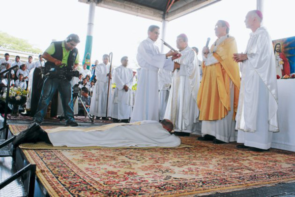 Católicos presencian ordenación del nuevo jerarca eclesial del sur