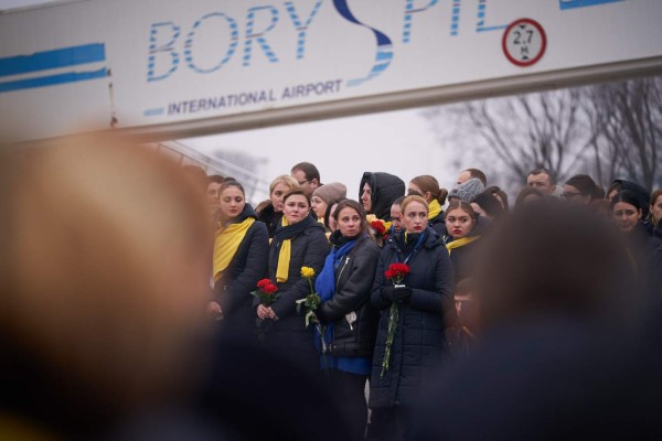FOTOS: Lágrimas al recibir en Ucrania cuerpos de víctimas de accidente aéreo en Irán