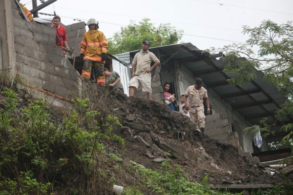 Ocho personas evacuadas por derrumbes e inundaciones