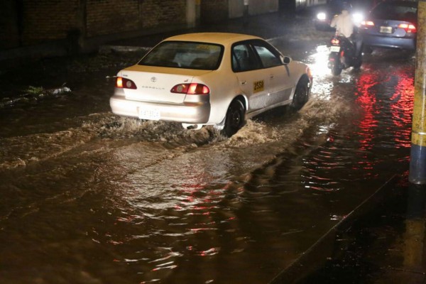 Fotos: Fuertes lluvias azotan calles y avenidas de Tegucigalpa