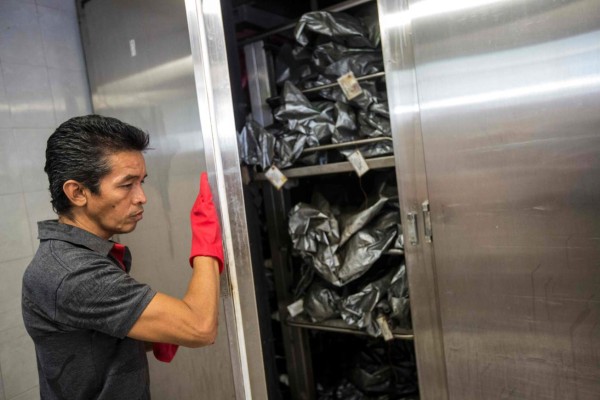 En la calurosa Acapulco, los cadáveres saturan las neveras de la morgue