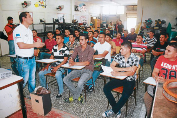 Talleres vocacionales captan a centenares de jóvenes de Danlí