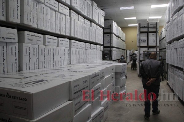 Así avanza el proceso de preparación de maletas electorales en el Centro Logístico Electoral (Fotos)