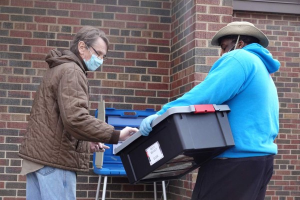 Con mascarrillas y distancia, Wisconsin va a elecciones pese al Covid-19