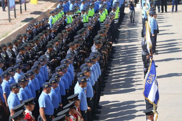 Con nuevo uniforme la policía hondureña celebra su 134 aniversario