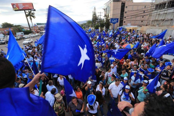 Nacionalistas marchan a favor de Juan Orlando Hernández bajo la consigna 'Victoria Total'