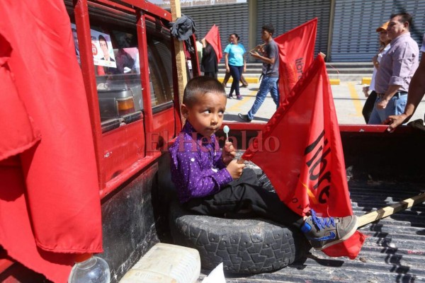 Lanzan bombas lacrimógenas en marcha de la resistencia en la capital