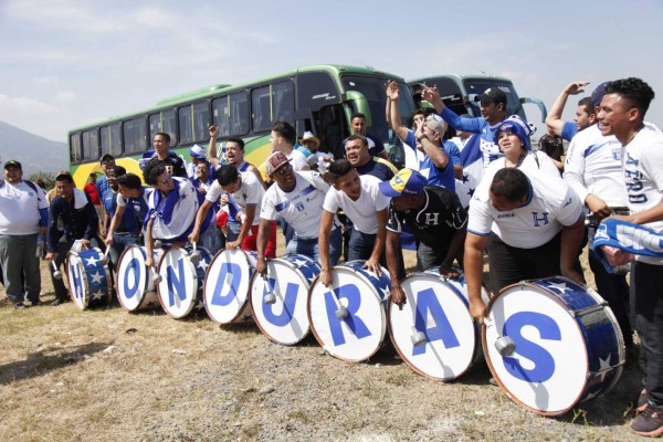 Espectacular ambiente de hondureños en El Salvador