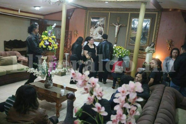 Entre dolor y conmoción velan a estudiante de Sociología