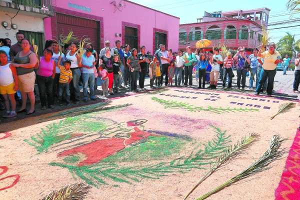 Preparan alfombra para Calle Real