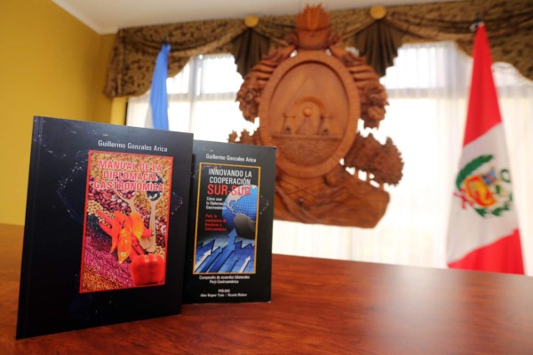 Guillermo Gonzales presentó dos libros de gastronomía