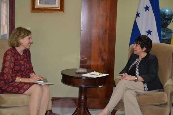 Embajadora de Alemania presentó copias de estilo ante canciller hondureña