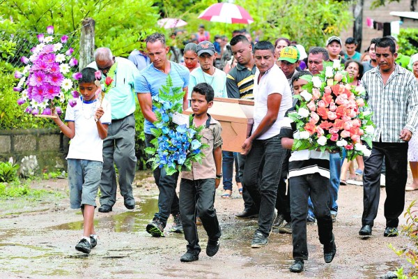 Llanto y dolor en sepelio de jóvenes ahogados en zona sur de Honduras
