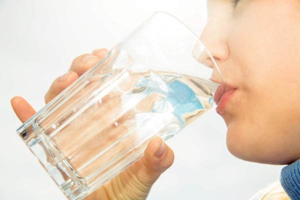 Cinco vasos con agua diarios para mejorar tu vida íntima