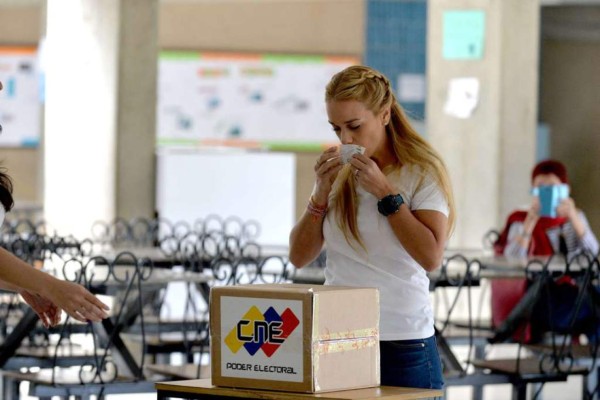 Venezolanos votan en parlamentarias que amenazan hegemonía chavista&nbsp;&nbsp;