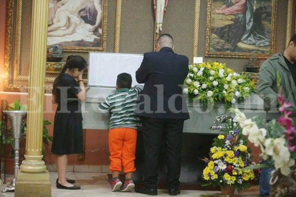 Entre dolor y conmoción velan a estudiante de Sociología